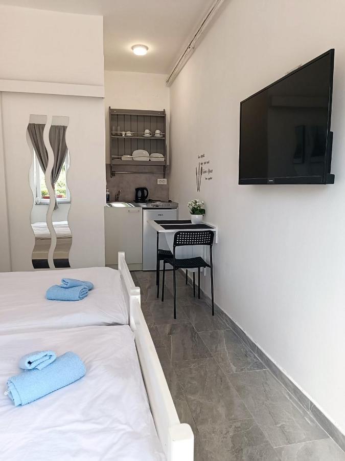 Studio Apartman Brletic Tounj エクステリア 写真